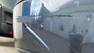 Auto zerkratzt – und dann mit dem Pinsel „repariert“? Leider kein Einzelfall!