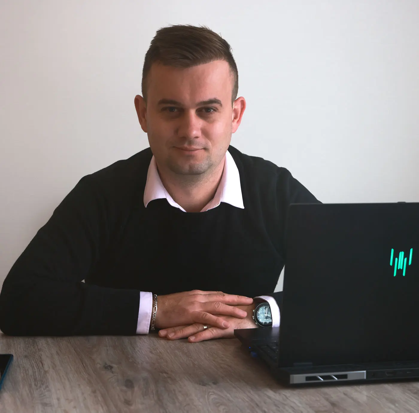 Kfz Sachverständiger M. Eng. Asim Mrkovic erstellt Schadengutachten im Büro in Schwäbisch Hall